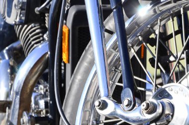 Eski klasik motosiklet krom parlak tekerlek parçası kadar kapatın