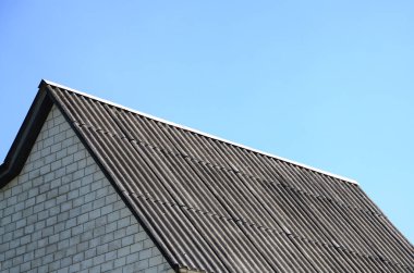 Beyaz çatılar serin tasarruf getir. Sıcak iklimlerde evler için serin çatılar kadar yüzde 20 Klima maliyetleri azaltabilir