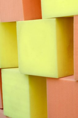 Duvar sarı ve kırmızı paralon yumuşak küpleri kuru havuzda, trambolin çocuk oyun merkezi