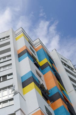 Yeni multy katlı konut binası ve mavi gökyüzü. Hayranları konut evler birçok windows ve hava durumu