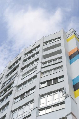 Yeni multy katlı konut binası ve mavi gökyüzü. Hayranları konut evler birçok windows ve hava durumu