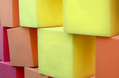 Duvar sarı ve kırmızı paralon yumuşak küpleri kuru havuzda, trambolin çocuk oyun merkezi