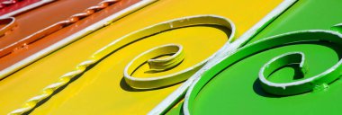 Metal doku dövme desenli renkli duvar parçasının. Gökkuşağı renkleri