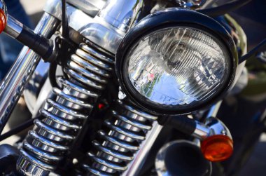 Eski klasik motosiklet ve krom parlak lamba parçası kadar kapatın