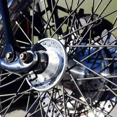 Eski klasik motosiklet krom parlak tekerlek parçası kadar kapatın