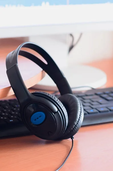 Grandes Auriculares Negros Encuentran Escritorio Madera Del Diseñador Sonido Lugar — Foto de Stock