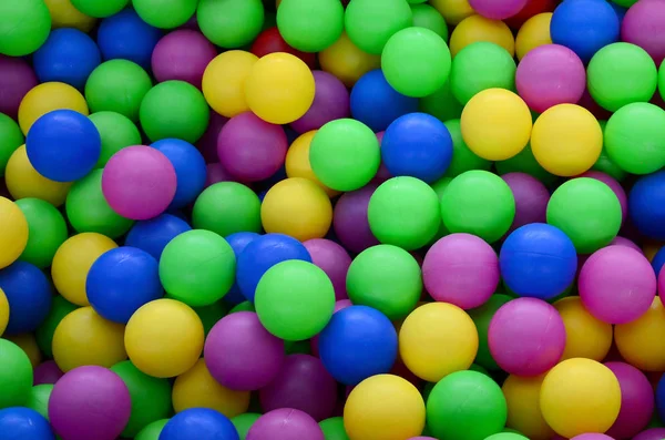 ゲーム部屋のプールで色のプラスチック ボール 楽しさと色のプラスチック ボールでジャンプのためスイミング プール — ストック写真