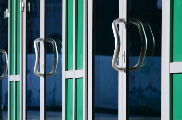 Maçaneta Porta Cromada Vidro Porta Alumínio Moderna Fora Prédio Escritórios — Fotografia de Stock