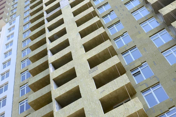 新しい都市住宅多店舗アパート高層ビル建設中の家の正面 — ストック写真