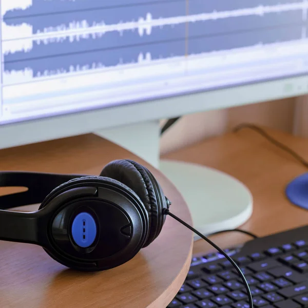 Grandes Auriculares Negros Encuentran Escritorio Madera Del Diseñador Sonido Lugar — Foto de Stock