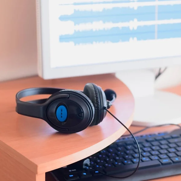 Grandes Auriculares Negros Encuentran Escritorio Madera Del Diseñador Sonido Lugar — Foto de Stock