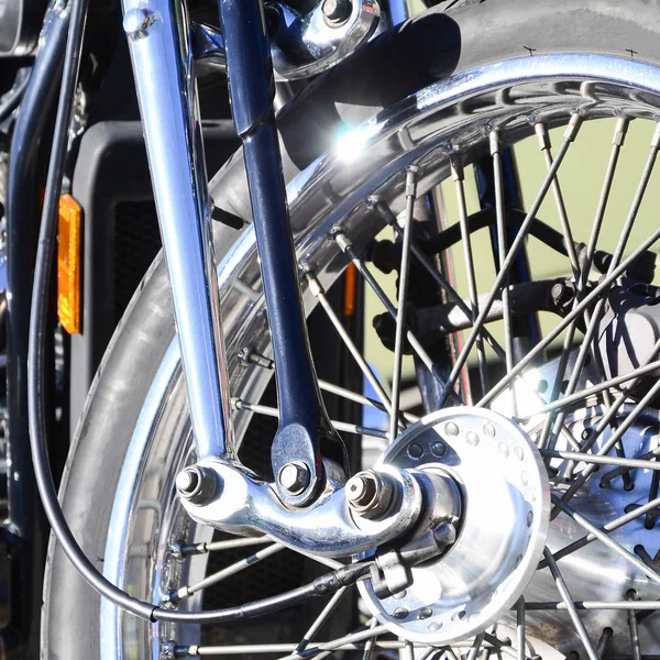 Nahaufnahme Fragment Eines Verchromten Glänzenden Rades Eines Alten Klassischen Motorrads — Stockfoto