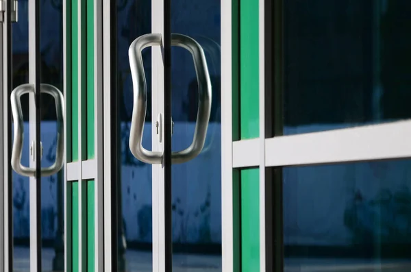 Chrom Türgriff Und Glas Aus Moderner Aluminiumtür Außerhalb Des Bürogebäudes — Stockfoto