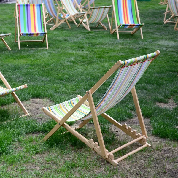 Chaise Lounge Trawnik Reszta Festiwalu Wakacjach Leżaki Ogrodowe Zielonej Trawie — Zdjęcie stockowe