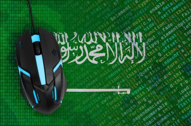 Suudi Arabistan bayrağı ve modern sırt bilgisayar fare. Dijital tehdit, internette yasadışı eylemleri kavramı