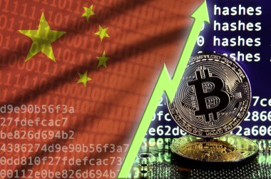 Çin bayrak ve bitcoin araştırma ekran ve iki fiziksel altın bitcoins yükselen Yeşil ok