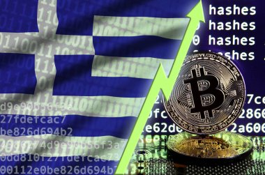 Yunanistan bayrak ve bitcoin araştırma ekran ve iki fiziksel altın bitcoins yükselen Yeşil ok