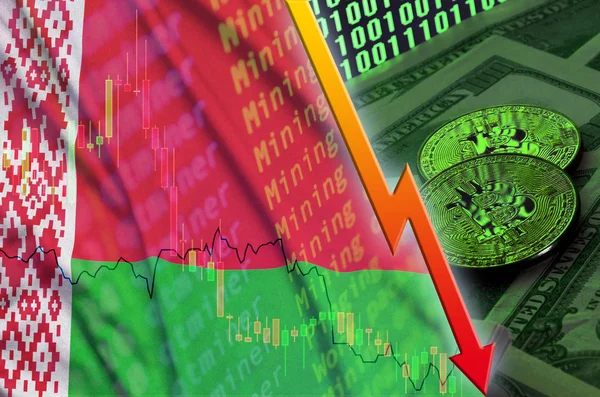 Fehéroroszország zászló és cryptocurrency alá tartozó két bitcoins trend a dollár számlák és a bináris kódot megjeleníteni — Stock Fotó