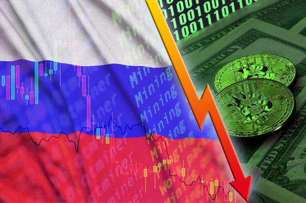 Oroszország zászló és cryptocurrency alá tartozó két bitcoins trend a dollár számlák és a bináris kódot megjeleníteni — Stock Fotó