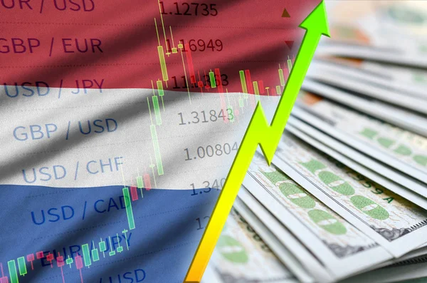 Флаг Нидерландов и график растущей позиции доллара США с фанатом долларовых купюр — стоковое фото
