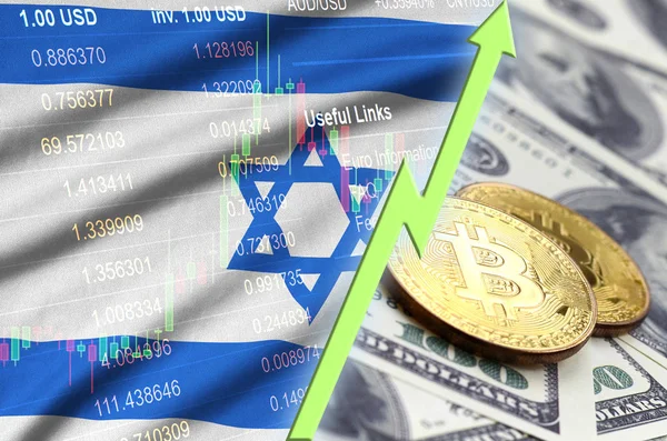 Bandeira de Israel e criptomoeda tendência crescente com dois bitcoins em notas de dólar — Fotografia de Stock