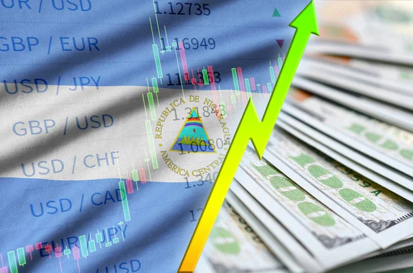 Vlajka Nikaraguy a graf rostoucí nás dolar pozici s ventilátorem dolarové bankovky — Stock fotografie
