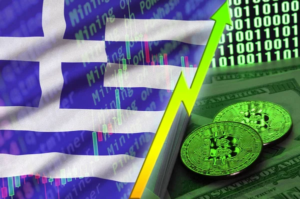 Тенденция роста греческого флага и криптовалюты с двумя биткойнами на долларовых купюрах и отображением двоичного кода — стоковое фото