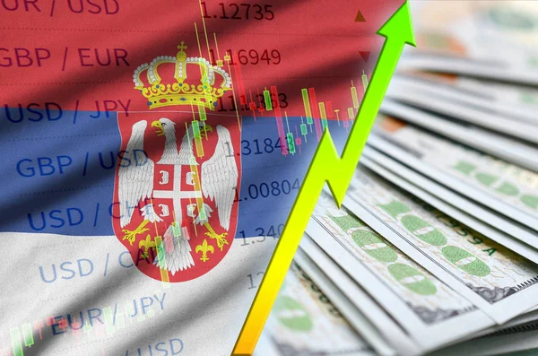 Bandeira da Sérvia e gráfico crescente posição do dólar dos EUA com um fã de notas de dólar — Fotografia de Stock