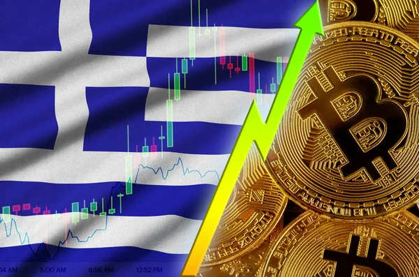 Греция флаг и криптовалюта тенденция роста со многими золотыми биткойнами — стоковое фото