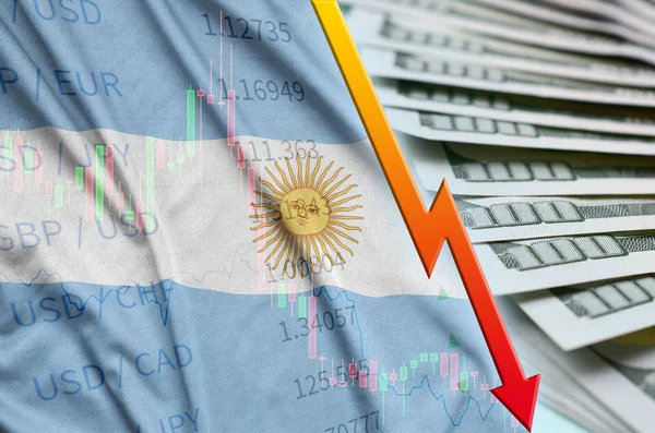 Argentin zászlót, és a diagram alá tartozó minket dollár pozíció egy rajongó-ból dollár számlák — Stock Fotó