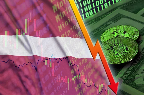Lettország lobogója és cryptocurrency alá tartozó két bitcoins trend a dollár számlák és a bináris kódot megjeleníteni — Stock Fotó