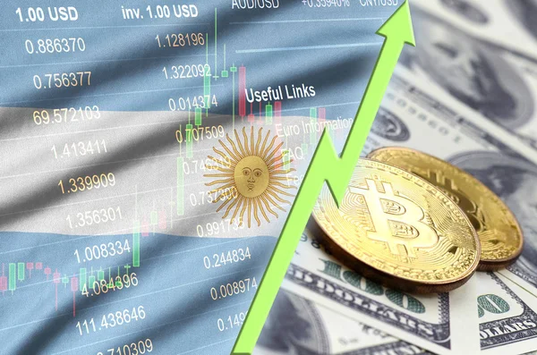 Тенденция роста флага Аргентины и криптовалют с двумя биткойнами на долларовых купюрах — стоковое фото