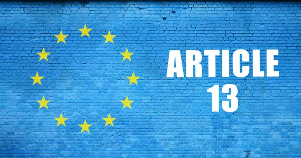 Articolo 13 iscrizione e bandiera dell'Unione europea su muro di mattoni blu — Foto Stock