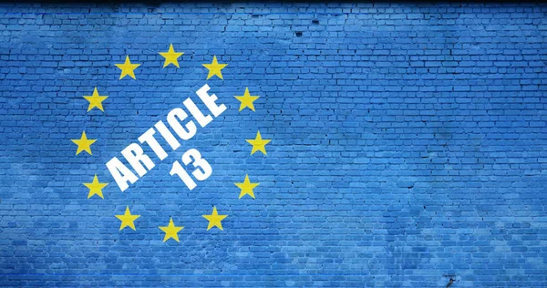 Articolo 13 iscrizione e bandiera dell'Unione europea su muro di mattoni blu — Foto Stock