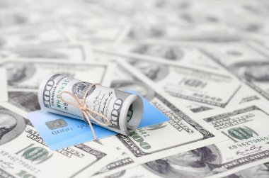 Biz dolar yuvarlanmış ve grup ile sıkıldı kredi kartı yatıyor. Amerikan para ve online modern sanal bankacılık kavramı