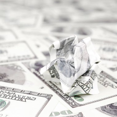 ABD 'nin crumpled dolar faturası pürüzsüz para faturaları kümesinde yatıyor. Para mantıksız atık kavramı