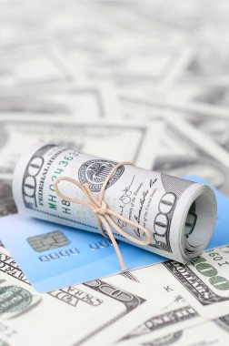 Biz dolar yuvarlanmış ve grup ile sıkıldı kredi kartı yatıyor. Amerikan para ve online modern sanal bankacılık kavramı
