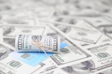 Biz dolar yuvarlanmış ve grup ile sıkıldı kredi kartı yatıyor. Amerikan para ve online modern sanal bankacılık kavramı