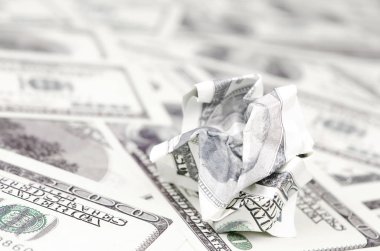 ABD 'nin crumpled dolar faturası pürüzsüz para faturaları kümesinde yatıyor. Para mantıksız atık kavramı