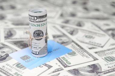 Biz dolar yuvarlanmış ve grup ile sıkıldı kredi kartı yatıyor. Amerikan para ve online modern sanal bankacılık kavramı