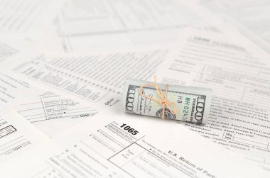 1065 Amerikan doları banknotları ile Amerika Birleşik Devletleri geri dönüş gelir formunu kaplayın. ABD 'de vergi dönemi kavramı