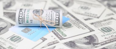 Biz dolar yuvarlanmış ve grup ile sıkıldı kredi kartı yatıyor. Amerikan para ve online modern sanal bankacılık kavramı