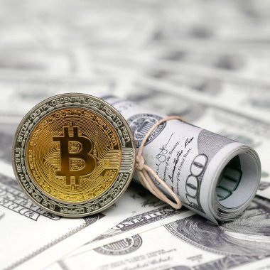 Bitcoin madeni para ve banknot yüz dolar. Genel cryptocurrency blockchain ödeme sistemi için kavramsal görüntü