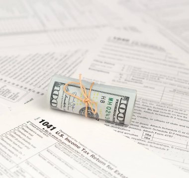 1041 Amerikan Doları banknotlar ile Estates ve güvenler formu için ABD gelir vergisi iadesi yakın yukarı. ABD 'de vergi dönemi kavramı