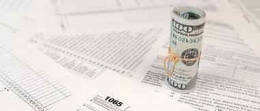 1065 Amerikan doları banknotları ile Amerika Birleşik Devletleri geri dönüş gelir formunu kaplayın. ABD 'de vergi dönemi kavramı