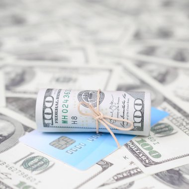 Biz dolar yuvarlanmış ve grup ile sıkıldı kredi kartı yatıyor. Amerikan para ve online modern sanal bankacılık kavramı