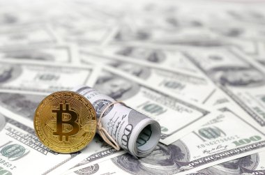 Bitcoin madeni para ve banknot yüz dolar. Genel cryptocurrency blockchain ödeme sistemi için kavramsal görüntü