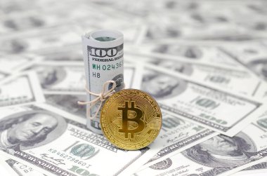 Bitcoin madeni para ve banknot yüz dolar. Genel cryptocurrency blockchain ödeme sistemi için kavramsal görüntü