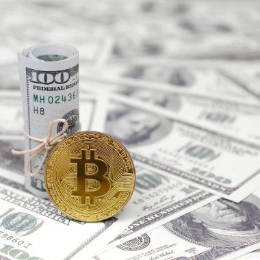 Bitcoin madeni para ve banknot yüz dolar. Genel cryptocurrency blockchain ödeme sistemi için kavramsal görüntü