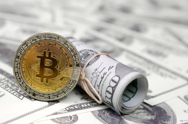 Bitcoin madeni para ve banknot yüz dolar. Genel cryptocurrency blockchain ödeme sistemi için kavramsal görüntü